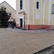 Spevnené plochy pred kostolom
